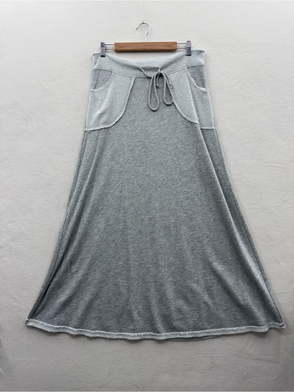 Coin 1904 Women’s Large Gray Frayed Patch Pockets Long Skirt Tie Waist